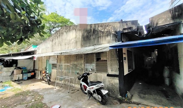 รายละเอียดเพิ่มเติมCode ID : PKK02-13937ราคาขาย      2,587,000 บาท- ขนาดพื้นที่ :   55.30 ตร.ว- พื้นที่ใช้สอย :    171 ตร.ม- จำนวนห้อง : 4 ห้องนอน 4 ห้องน้ำ- ที่จอดรถ :  1-2 คัน- บ้านเดี่ยว :     1 ชั้น- บ้านเดี่ยวหันทางทิศ : -- อายุอาคาร : 27 ปีพิกัดทรัพย์ :  https://maps.app.goo.gl/qiGn1m3ZFaetfKDcAสถานที่ใกล้เคียง- ใกล้โลตัส กะทู้ - ใกล้ตลาดสดกะทู้- ใกล้อินเด็กซ์ ลิฟวิ่งมอลล์ สาขาภูเก็ต- ใกล้แม็คโคร ภูเก็ตสอบถามเพิ่มเติม/นัดชมโทร. 097-419-5982(พลอย)