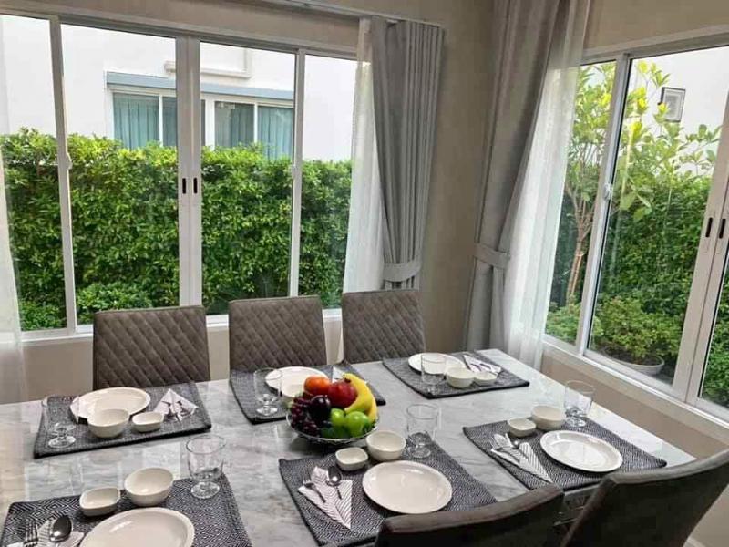 CH895-BH-RE1 ให้เช่าอิคอนเนเจอร์ รามอินทรา 109 บ้านขนาด 2 ชั้น 3 นอน เฟอร์ครบให้เช่าบ้าน หมู่บ้านอิคอนเนเจอร์ รามอินทรา 109 รถไฟฟ้าสถานีบางชัน สนใจนัดชมติดต่อ 0945695997 ชาญครับ (แคปหน้าจอส่งไลน์ได้เลยครับ)- 41ตรว พื้นที่ใช้สอย 160 ตรม- 2 ชั้น 3 ห้องนอน 3 ห้องน้ำ 2 ที่จอดรถ - ใกล้รถไฟฟ้าสถานีบางชัน 600 เมตรเฟอร์นิเจอร์ เครื่องใช้ไฟฟ้าครบค่าเช่า 36,000 บาท/เดือน (ประกัน 2 เดือน ล่วงหน้า 1 เดือน)ที่