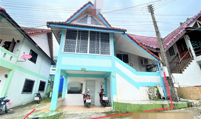 รายละเอียดเพิ่มเติมCode ID : PKK02-12825ราคาขาย      4,056,000 บาท- ขนาดพื้นที่ : 23.40 ตร.ว- พื้นที่ใช้สอย :    118.50 ตร.ม- จำนวนห้อง : 3 ห้องนอน 3 ห้องน้ำ- ที่จอดรถ :  1-2 คัน- บ้านเดี่ยว :     2 ชั้น- บ้านเดี่ยวหันทางทิศ : -- อายุอาคาร : 20 ปีพิกัดทรัพย์ : https://maps.app.goo.gl/bEXDTM7uGzJGA2Sm6สถานที่ใกล้เคียง- ใกล้โรบินสัน สาขาจังซีลอน- ใกล้โรงพยาบาลป่าตอง - ใกล้บิ๊กซี เอ็กซ์ตร้า ภูเก็ต 2 สาขา จังซีลอน- ใกล้ตลาดป่าตองโอท็อปสอบถามเพิ่ม�