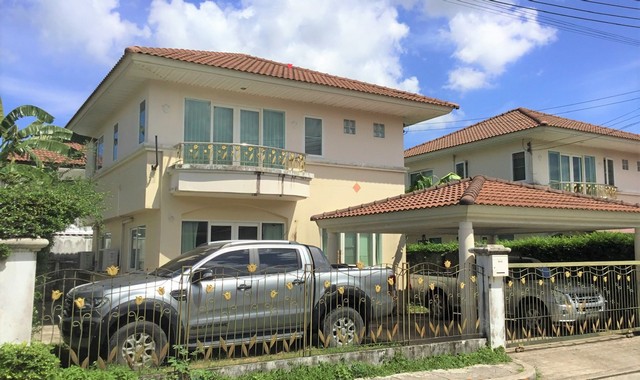 รายละเอียดเพิ่มเติมCode ID :    PKK02-12947ราคาขาย       3,047,000 บาท- ขนาดพื้นที่ :  50 ตร.ว  - พื้นที่ใช้สอย :     139.54  ตร.ม - จำนวนห้อง :   3 ห้องนอน 2 ห้องน้ำ - ที่จอดรถ :   1-2 คัน- บ้านเดี่ยว :      2 ชั้น- บ้านเดี่ยวหันทางทิศ : -- อายุอาคาร :    13 ปีพิกัดทรัพย์  :    https://maps.app.goo.gl/fKkyhCMXpzsWoSGC8สถานที่ใกล้เคียง- ใกล้โรบินสันไลฟ์สไตล์ ถลาง (ภูเก็ต)- ใกล้โลตัส ป่าคลอก - ใกล้โลตัส โกเฟรช สาขาอนุสาวรีย์ภูเก็ต- ใกล้พิพิธภัณฑสถานแห่งชาต�