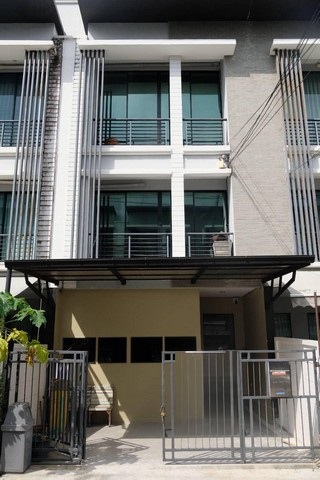 RTJ1580ให้เช่าทาวโฮม3 ชั้นย่านพระราม9เลียบด่วน รามคำแหง ทาวอินทาวน์ หมู่บ้านกลางเมือง ซอยรามคำแหง39เนื้อที่ 18 ตารางวา  พื้นที่ใช้สอย 149 ตารางเมตร 3 ห้องนอน 3 ห้องน้ำ 1 ที่จอดรถ สนใจติดต่อคุณเจี๊ยบ 092-851-6969Line:keti2522**ไม่รับสัตว์เลี้ยง**เช่า 30,000/เดือนสัญญา 1-3 ปี มัดจำ 3 ล่วงหน้า 1 ซอยรามคำแหง 39 ถนนรามคำแหง แขวงพลับพลา เขตวังทองหลาง กรุงเทพมหานคร 10310สิ่งอำนวยความสะดวก– สวนสาธารณะ– คลั