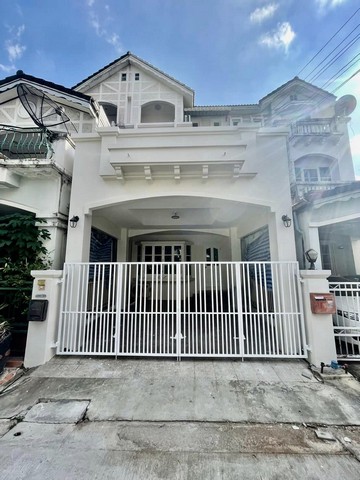 RTJ1582ขายหรือให้เช่าทาวโฮม3 ชั้นบ้านสวยสไตล์วินเทจย่านประชาชื่น หลังม.ธุรกิจบัณฑิต โครงการพาร์คแกลเลอรี่เนื้อที่  22.5 ตร.วา พื้นที่ใช้สอย 250 ตร.ม. หน้ากว้าง 6 ม. 3 ห้องนอน 2 ห้องน้ำ จอดรถในบ้าน 2 คันสนใจติดต่อคุณเจี๊ยบ 092-851-6969Line:Keti2522ราคาเช่า  เดือนละ 22,000 บาท/เดือนราคาขาย 4,500,000 บาท (ต่อรองได้) ที่ตั้ง ชื่อ ซอยงามวงศ์ 47 แยก 39 เข้าจากซอยประชาชื่น 12   แขวงทุ่งสองห้อง เขตหลักสี่ กรุงเทพ