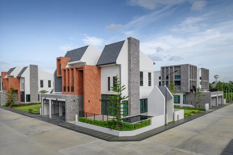 SW000671ขาย บ้านเดี่ยว ไทด์ D (THAMES) ในโครงการ เดอะ บริทท์ เชียงใหม่โลเคชัน       : สันพระเนตร เชียงใหม่ขนาดที่ดิน    : 100-150.25 ตารางวาพื้นที่ใช้สอย  :  425-553 ตารางเมตรจำนวนชั้น    :       2    ชั้นประเภทบ้าน  :       4ห้องนอน   6ห้องน้ำ ที่จอดรถ      :      4ราคาขาย  :26,000,000-41,000,000 บาท โอนคนละครึ่งสถานที่ใกล้เคียง-  เซนทรัลเฟสติวัล-  รวมโชค-  โรงเรียนนานาชาตินครพายัพ-  บิ๊กซีเอ็กตร้า-  แม็คโคร-  กาดสามแยก-  โรงพยาบาลกรุ