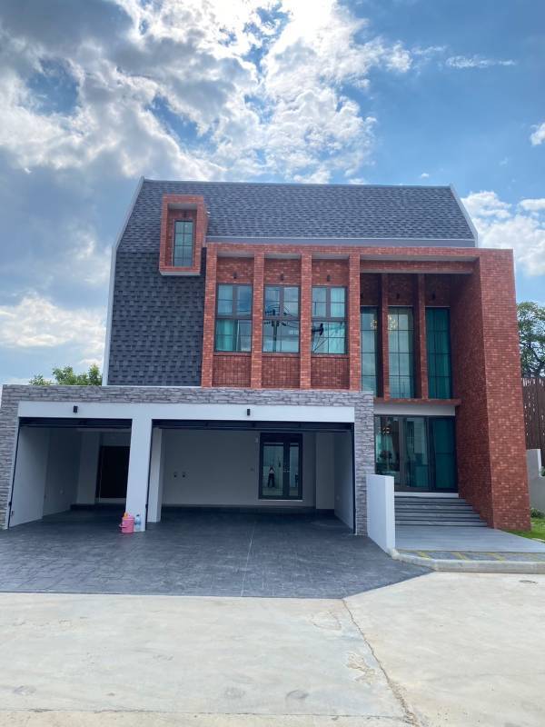 SW000669ขาย บ้านเดี่ยว ไทด์ B (RHYME) ในโครงการ เดอะ บริทท์ เชียงใหม่โลเคชัน       : สันพระเนตร เชียงใหม่ขนาดที่ดิน    :  55.75-75.75 ตารางวาพื้นที่ใช้สอย  :  228.5-315 ตารางเมตรจำนวนชั้น    :       2    ชั้นประเภทบ้าน  :       4ห้องนอน   4ห้องน้ำ ที่จอดรถ      :       3ราคาขาย  :11,000,000-19,000,000 บาท โอนคนละครึ่งสถานที่ใกล้เคียง-  เซนทรัลเฟสติวัล-  รวมโชค-  โรงเรียนนานาชาตินครพายัพ-  บิ๊กซีเอ็กตร้า-  แม็คโคร-  กาดสามแยก-  โรงพยาบาลกร