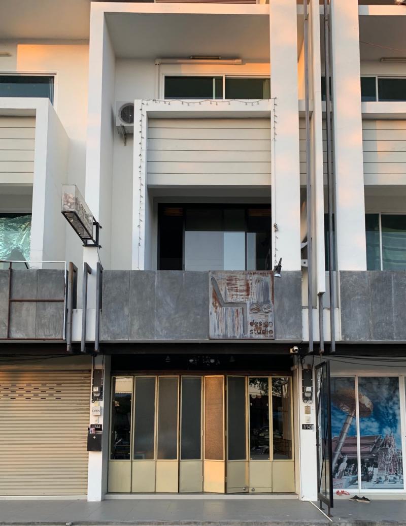 SW000665ขาย อาคารพาณิชย์3 ชั้น สไตล์โมเดิร์น ทำเลดี ติดถนนโลเคชัน       : หนองควายเชียงใหม่ขนาดที่ดิน    :   17 ตารางวาพื้นที่ใช้สอย  :  154 ตารางเมตรจำนวนชั้น    :        3      ชั้นประเภทบ้าน  :       2ห้องนอน   3ห้องน้ำ ที่จอดรถ      :       2  ราคาขาย :4,300,000บาท โอนคนละครึ่งสถานที่ใกล้เคียง-  โรงเรียนนานาชาติปัญญาเด่น-  อุทยานราชพฤกษ์-  บิ๊กซีแม่เหียะ-  ตลาดสดแม่เหียะ-  วัดพระธาตุดอยคำ- ไนซ์ซาฟารี-  สนามบินส