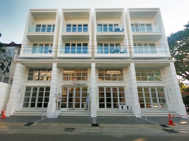 เซ้ง/เช่า คลินิกความงาม ใจกลางเมืองเชียงใหม่ ทำเลดี (เจ้าของขายเอง)ที่ตั้ง : 22/4 ซ.13 ถ.นิมมานเหมินทร์ ต.สุเทพ อ.เมือง จ.เชียงใหม่  (ซอยเดียวกับต๋องเต็มโต๊ะ)ขนาดพื้นที่ : กว้าง 4.25 x ยาว 13 เมตร พื้นที่ใช้สอย 217 ตารางเมตร (54.25 ตารางวา)รายละเอียด : ผู้ประกอบกิจการปัจจุบันไม่สะดวกทำต่อ เนื่องจากมีความจำเป็นต้องไปดูแลบุพการีสูงอายุที่กรุงเทพฯ กะทันหัน- สามารถทำได้ทั้ง คลินิ