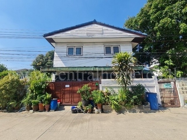 รหัสทรัพย์ 4909บ้านเดี่ยว ปิ่นเจริญ 1 พร้อมหอพัก 10 ห้อง สรงประภา ดอนเมืองที่ตั้ง ซ.สรณคมน์16 แขวงสีกัน เขตดอนเมือง จังหวัดกรุงเทพมหานครรายละเอียดทรัพย์ - บ้านเดี่ยว 2 ชั้น, ขนาดที่ดิน 67 ตารางวา, พื้นที่ใช้สอย 135 ตารางเมตร- 2 ห้องนอน, 3 ห้องน้ำ, 1 ห้องนั่งเล่น, 1 ห้องครัว, 1 ที่จอดรถ- หอพัก 10 ห้อง- ห้องแอร์    จำนวน 6 ห้อง ห้องละ 2,500 บาท/เดือน- ห้องพัดลม จำนวน 4 ห้อง ห้องละ 1,800 บาท/เดือนสถา