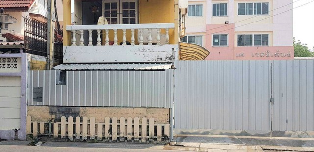 ขายอพาร์ทเม้น รามอินทรา กม. 4 ห่าง รถไฟฟ้า 100 เมตร 223 ตรว. อพาร์ทเม้น 71 ห้อง 5 ชั้น และทาวน์เฮ้าส์ 2 ชั้น 1 หลัง ขายเพียง 36,000,000 บาท