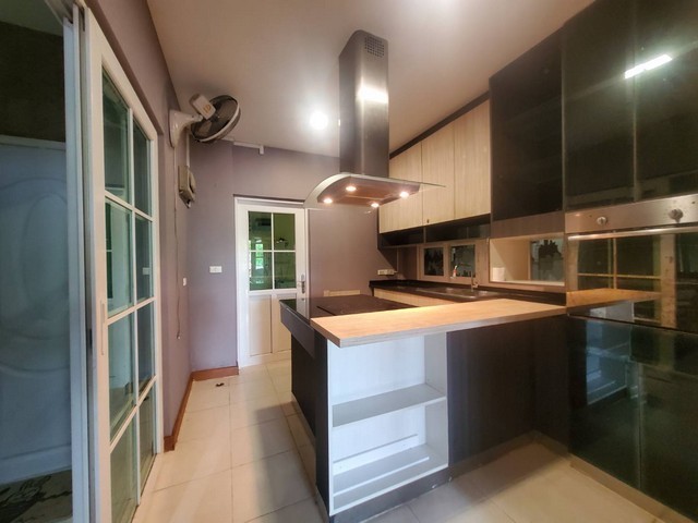 RHT1422ให้เช่าบ้านเดี่ยว 4ห้องนอน หลังมุม  ใกล้เมกา บางนา   โครงการคาซ่าวิลล์ ศรีนคริทร์ ศรีด่าน 22  เนื้อที่ 65 ตรว.  พื้นที่ใช้สอย  220 ตร.ม . 4 ห้องนอน  3 ห้องน้ำ 2ที่จอดรถ สนใจติดต่อเจี๊ยบ 092-851-6969 Line ;keti2522เช่า 45,000  /เดือน  ประกัน 3 เดือน ล่วงหน้า 1 เดือนถนน ศรีนครินทร์ ตำบล บางแก้ว อำเภอบางพลี สมุทรปราการ 10540ครัวไทย   ครัวนอก  โซนซักรีด ห้องแม่บ้าน   เฟอร์ครบ แอร์ทุกห้อง  ทีวีตู้เย็น เครื่อ