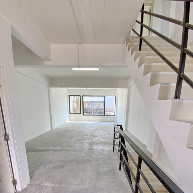 นิคมลาดกระบัง 4จอดรถได้มาก ฉลองกรุง คุ้มเกล้า ให้เช่าอาคารพาณิชย์ ห้องริม 4 ชั้น หน้ากว้าง 5 เมตร  พระจอมเกล้า KFC