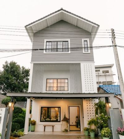 ติดต่อ เต้ย 086-659-5965 Line ID: Creatoeyราคา 6.49 ล้านบาททาวน์โฮม 3 ชั้น Furniture Builinทั้งหลังต.ป่าแดด อ.เมืองเชียงใหม่ หลังตลาดวรุณ หมู่บ้านเงียบ สงบ สามารถเดินทางเข้าออกไปหลายเส้นทาง.เนื้อที่ 37 ตารางวา พื้นที่ใช้สอยกว่า 280 ตารางเมตร3 ห้องนอน 4 ห้องน้ำจอดรถได้ 2 คันห้องครัว เฟอร์นิเจอร์บิ้วท์อิน มีอุปกรณ์ เตา ฮู้ด เตาแก๊ส เตาอบ ไมโครเวฟ ซิ้งค์ ตู้เย็น เครื่องซักผ้าห้องอาหาร มีโต๊ะเก้าอ