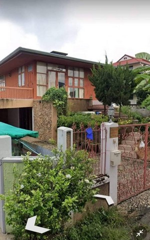 ขาย!! บ้าน2ชั้นครึ่งตึกครึ่งไม้สัก สามารถจอดรถได้2คันมี2ห้องนอน2ห้องน้ำ1ห้องรับแขก1ห้องเก็บของสามารถทำเป็นอีก1ห้องนอนได้ห้องน้ำชั้น1มีอ่างอาบน้ำขนาดใหญ่มีระเบียงบนชั้น2ของบ้านและมีเทอเรสหน้าบ้านรวมถึงมีสนามหญ้าขนาดย่อมๆเดินเล่นได้ขนาดพื้นที่บ้าน99ตารางวาบ้านอยู่ในซอยข้างวัดกู๋เต้า  ตั้งอยู่ตำบล ช้างเผือก อ.เมือง จ.เชียงใหม่ ไปมาทั้งถนนนิมมานต์และ