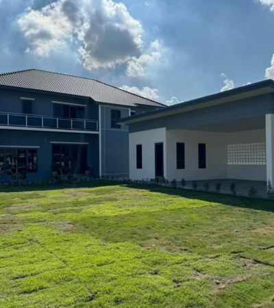 บ้านสร้างใหม่ 2 ชั้น พื้นที่ 1 งานกว่า เยอะมากกก ปูหญ้ารอบบ้าน จอดรถได้หลายคัน