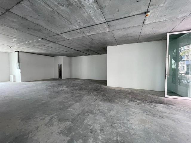 ให้เช่าพื้นที่เฉพาะชั้น 1 ขนาดพื้นที่ 137 ตรม.ติดริมถนนบอนด์สตรีท ใกล้เมืองทองธานี เหมาะทำออฟฟิศ คาเฟ่ ร้านอาหาร