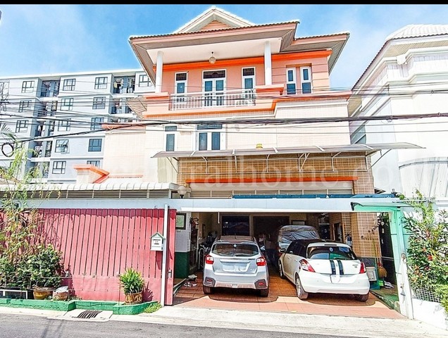 รหัสทรัพย์ 4824บ้านเดี่ยว สุทธิสาร ซอย 20 มิถุนา 11 แยก 5 ที่ตั้ง : ถนนสุทธิสารวินิจฉัย แขวงสามเสนนอก เขตห้วยขวาง กรุงเทพมหานคร 10310รายละเอียดทรัพย์- บ้านเดี่ยว 3 ชั้น, ขนาดพื้นที่ 63 ตารางวา, พื้นที่ใช้สอย 420 ตารางเมตร- 5 ห้องนอน, 5 ห้องน้ำ, 2 ห้องรับแขก, 1 ห้องนั่งเล่น, 1 ห้องครัว, 1 ห้องแม่บ้าน, - 4 ที่จอดรถสถานที่ใกล้เคียง- MRT สุทธิสาร- ม.หอการค้า,  ใกล้เอสพลานาด, ,ใกล้เซ็นทรัลลาดพร้าว 