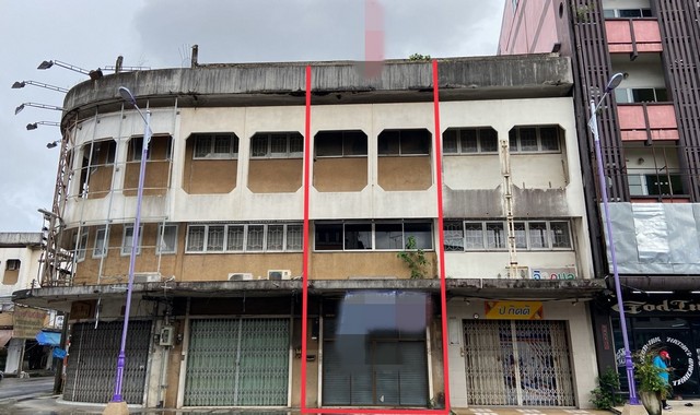 รายละเอียดเพิ่มเติมCode ID : PKK04-04326ราคาขาย       4,875,000 บาท- ขนาดพื้นที่ :  19 ตร.ว- พื้นที่ใช้สอย :   188.10 ตร.ม- จำนวนห้อง :   3 ห้องนอน 3 ห้องน้ำ (มีดาดฟ้า)- จอดรถ :      1 คัน- อาคารพาณิชย์ :  3 ชั้น- อาคารพาณิชย์หันทางทิศ :- อายุอาคาร :   52 ปีพิกัดทรัพย์ :      https://maps.app.goo.gl/b8bZNahUG6yikfSu6สถานที่ใกล้เคียง- ใกล้ไดอาน่า หาดใหญ่- ใกล้มินิบิ๊กซี หาดใหญ่ - ใกล้โลตัส โกเฟรช สถานีขนส่งหาดใหญ่- ใกล้โลตัส โกเฟรช ทุ่งเสา สงขลสอบถ�