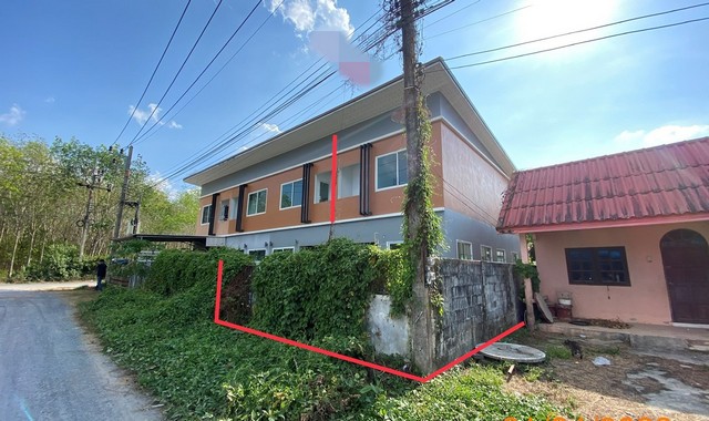 รายละเอียดเพิ่มเติมCode ID : PKK04-03833ราคาขาย       4,510,000 บาท- ขนาดพื้นที่ :  23.90 ตร.ว- พื้นที่ใช้สอย :   290 ตร.ม- จำนวนห้อง :   9 ห้องนอน 3 ห้องน้ำ (มีดาดฟ้า)- จอดรถ :      1 คัน- อาคารพาณิชย์ :  4 ชั้น- อาคารพาณิชย์หันทางทิศ :- อายุอาคาร :   22 ปีพิกัดทรัพย์ :      https://maps.app.goo.gl/apUAQ7iSYyWBtfLK8สถานที่ใกล้เคียง- ใกล้โรงเรียนธิดานุเคราะห์- ใกล้ตลาดสดพลาซ่า 3- ใกล้ไดอาน่า หาดใหญ่- ใกล้โรบินสัน หาดใหญ่สอบถามเพิ่มเติม/นัดชมโทร. 09