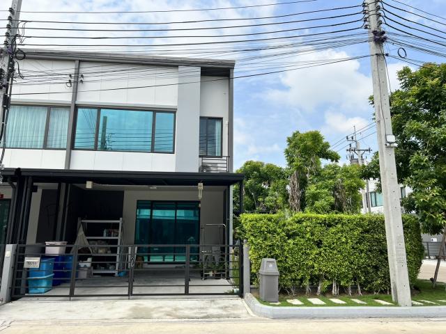 Yield ดีกว่าฝากดอกเบี้ยแน่นอน พร้อมมูลค่าที่ดินสูงขึ้นในอนาคตขายพร้อมผู้เช่า รับค่าเช่า เดือนละ 20,000 ยังไม่นับมูลค่าที่ดินสูงขึ้น____________________________M 7846 ขายทาวน์โฮมสองชั้น Pleno บางนา วงแหวนปัจจุบันมีคนเช่า เพื่อจดเป็นที่อยู่บริษัท รับเดือนละ 20,000 บาทบ้านอยู่ซอยแรก ติดหน้าโครงการ ขนาด 30.9 ตร.ว. 107 ตร.ม.บ้านหลังริม พร้อมพื้นที่สีเขียว ตอนนี้ให้เช่าเป็นบ้านเปล่า แต่ทำครัวและห