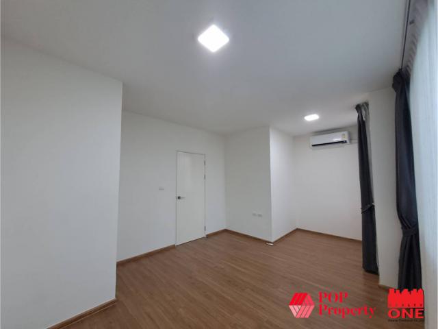 ขายพร้อมผู้เช่า ทาวน์โฮมสองชั้น บ้านหลังริม Pleno บางนา วงแหวน