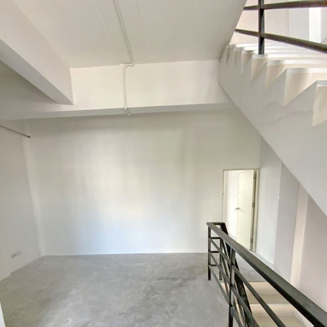 ให้เช่าอาคารพาณิชย์ ห้องริม 4 ชั้น นิคมลาดกระบัง ฉลองกรุง คุ้มเกล้า  หน้ากว้าง 5 เมตร  4จอดรถได้มาก พระจอมเกล้า KFC