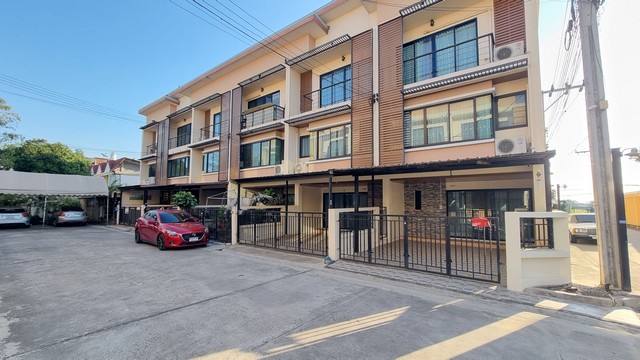 ให้เช่า ทาวน์โอม3ชั้น บ้านกล้วย-ไทรน้อย  บางบัวทอง ตกแต่งแล้วมีแอร์ 3 ตัว พร้อมอยู่   13500 บาททาวน์โฮม 3 ชั้น โครงการ อินฟินิตี้ ทาวน์โฮม บ้านกล้วย-ไทรน้อย ทำเลดี เข้าออกสะดวก ติดถนนใหญ่ย่าน รัตนาธิเบศร์ บางบัวทอง ราชพฤกษ์ ชัยพฤกษ์เนื้อที่ 22 ตรว.  หน้ากว้าง 6 เมตร  พื้นที่ใช้สอย 200 ตรม. 3นอน 4น้ำ ตัวบ้านสถาพดี มีต่อเติมครัวภายในบ้านแล้วและ มีหลังคาหน้าบ้านกันฝนและขี้น�