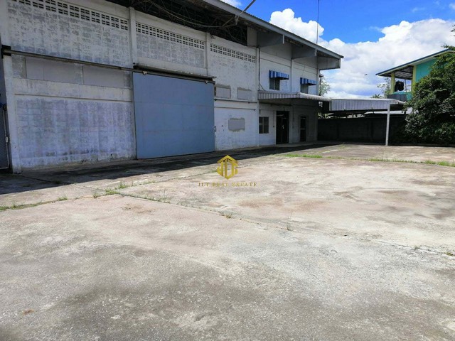 ขาย/ให้เช่าโรงงานรวมออฟฟิศขนาด 4000 ตรม. มีใบรง.4 ติดถนนจารุวร 349รหัสทรัพย์ : FSFR009(กรุณาใช้รหัสนี้ในการสอบถาม FSFR009)ขาย/ให้เช่าโรงงานรวมออฟฟิศขนาด 4000 ตรม.มีออฟฟิศ 2 ชั้นติดถนนจารุวร 349เนื้อที่ 3-0-62 ไร่ผังเมืองสีเหลืองอ่อน มีใบรง.4ไฟฟ้า 3 เฟส 315 KVA น้ำประปารถตู้คอนเทนเนอร์ขนาด 40 ฟุต เข้าออกได้พิกัด : ติดถนนจารุวร 349 ต.หนองชาก อ.บ้านบึง จ.ชลบุรีราคาขาย 57,000,000 บาทค่าโอน ค่าภาษี คนละครึ