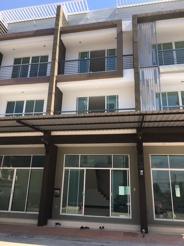 BH2581 ให้เช่าอาคารพาณิชย์  Home Office 3 ชั้น โครงการเสนา อเวนิว บางกระดี ติวานนท์ ทำเลดี แอร์ 5 เครื่อง เหมาะเป็นสำนักงาน จดบริษัทได้ใกล้นิคมอุตสาหกรรมบางกะดีcontact : คุณบัว Bua Agent 0936464597, 0826914598Line : Bua093ราคาเช่าเดือนละ 25,000 บาทรวมค่าส่วนกลางแล้วBH2581 รายละเอียดประเภท :โฮมออฟฟิศชื่อโครงการ :เสนา อเวนิว บางกะดี-ติวานนท์ (Sena Avenue Bangkadi-Tiwanon)ประเภทโครงการ :โมเดิร์น  ที่อยู่ :ถนนติวานนท์ ปทุมธานี 12000  จำนว