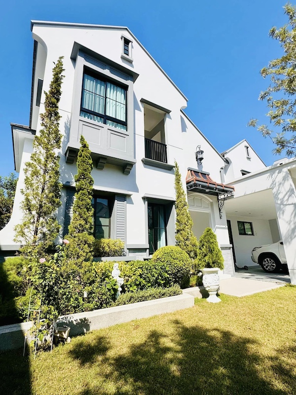 BH2578 ด่วนให้เช่า-ขายบ้านเดี่ยว 2ชั้น หมู่บ้านนันทวัน พระราม9-กรุงเทพกรีฑาตัดใหม่ บ้านใหม่สุดหรู ตกแต่งพร้อมอยู่ แปลงหัวมุมมีความเป็นส่วนตัวcontact : คุณบัว Bua Agent 0936464597, 0826914598Line : Bua093ราคาเช่า: 290,000 บาท/เดือน (ปรับราคาจาก320,000 บาท) ราคาขาย 43 ล้านบาท (ค่าโอน 50/50)BH2578 หมู่บ้านนันทวัน พระราม9-กรุงเทพกรีฑาตัดใหม่รายละเอียดทรัพย์:พื้นที่บ้าน 107 ตารางวาพื้นที่ใช้สอย 302 ตารางเมตร ( Le baron tyle) ไซส์ s ห้อ