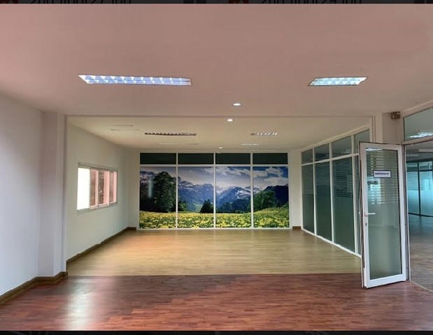 ให้เช่าอาคาร และโชว์รูม ติดถนนเสรีไทย พร้อมที่จอดรถกว่า 20คัน อาคารหันหน้าออกถนน พร้อมใช้งาน สามารถรีโนเวทให้เหมาะสมกับธุระกิจ