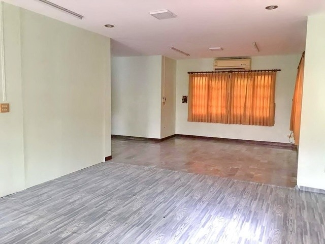 พุทธมณฑลสาย 2 สถานีรถไฟฟ้า BTS MRTหลักสอง  บ้าน 2 ชั้น  รอยัล  ปั้มน้ำมัน ป.ต.ท 110 ตารางวา  260 ตรม. 3นอน