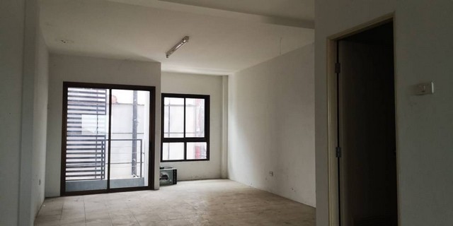 ขายอาคารพาณิชย์ 3 ชั้น ขนาด 19 ตรว   ถ.เจริญราษฎร์ อ. เมือง จ.ลําพูน