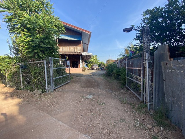 ขายด่วน ราคาถูก โฉนดไม่ติดภาระบ้านเดี่ยว อ. กงไกรลาศ จ. สุโขทัยพื้นที่ขนาด 3 งานกว่า ครึ่งปูน ครึ่งไม้ (สัก,แดง) ต.ไกลกลาง อ.กงไกรลาศ จ. สุโขทัย ใกล้ ร.ร.กงไกรลาศวิทยา /ถนนสิงหวัฒน์ราคาขาย  3,400,000 บาท (ค่าโอนคนละครึ่ง)* 5 ห้องนอน 2 ห้องน้ำ 2 ห้องเอนกประสงค์ และ ดาดฟ้า* แอร์ห้องนอนล่าง 1 ตัว* หลังบ้านเป็นสวน ล้อมรั้วลวดหนามพร้อม ไม้ยืนต้นหลากหลาย มีผลไม้กินตลอดปี  เช่น มะม่วง