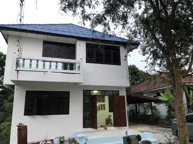 ขายบ้านเดี่ยว 2ชั้น 100วา จ.นนทบุรี ย่านบางใหญ่ 4,200,000 บาท โฉนด ฉ.60854 และ ฉ.60855 เนื้อที่รวม 100 ตร.วา  ติดถนนปูน หน้ากว้างรั้วบ้านประมาณ 15.55 เมตร ยาว 26.5 เมตร 4ห้องนอน 2ห้องน้ำ 1ห้องครัว ห้องโถงใหญ่ ทำโรงจอดรถแล้ว มีระเบียง หน้า-หลัง เนื่อที่ใช้สอยเยอะ บริเวณบ้านร่มรื่นเย็นสบาย ใกล้ร้านค้าแหล่งอำนวยความสะดวกครบครัน ใกล้ตลาดเจ้าพระยาและตลาดสดขนาดใหญ่ ใกล้ร้านทันตกรรม และร้