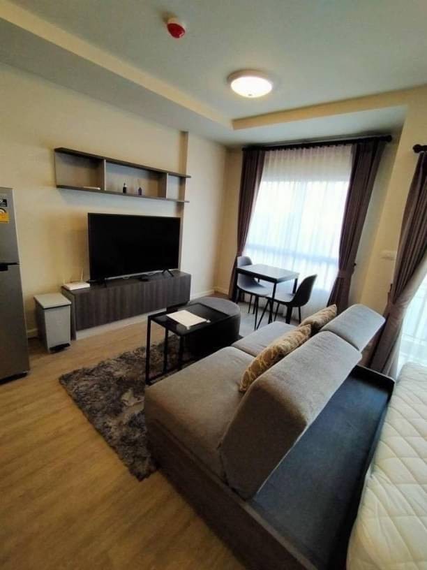 ขายพร้อมผู้เช่า ขายขาดทุน 1.95 ล้าน D Condo rin #รับรายได้เดือนละ 7,500 บาท สัญญาหมด 26 พ.ค.2567fully furnishedหิ้วกระเป๋าเข้าอยู่อย่างเดียวได้เลยขนาด 28.5 ตรม. Studio1 ห้องนอน1ห้องน้ำชั้น 5 วิวนอก (ติดทางเดินไปเซนเฟส สะดวกมาก)ของแถมเฟอร์นิเจอร์ เตียง ตู้เสื้อผ้าตู้เย็น Samsung 7.4คิวSmart TV Samsung จอโค้ง 55 นิ้วเครื่องทำน้ำอุ่นเตาไมโครเวฟ Samsung 23ลิตรผ้าม่านพร้อมติดตั้งชุดครัวและเครื่องดูดควันเครื่องซักผ้า+อ
