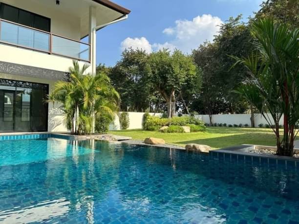 10​ ล.เท่านั้น ​173  ตรว.ขายบ้านพูลวิลล่าสร้างใหม่ในโครงการโซนดอยสะเก็ด ไปเซนทรัลเฟสติวัลเพียง 20 นาทีเนื้อที่ 173 ตร.ว. พื้นที่ใช้สอย 320 ตร.ม.4 ห้องนอน 4 ห้องน้ำ ห้องนั่งเล่น ห้องครัวบิ้วท์อินจอดรถได้ 2 คัน พร้อมพื้นที่สวนกว้างขวางสระว่ายน้ำระเบบเกลือ ขนาด 8*3 ม.เฟอร์นิเจอร์และเครื่องใช้ไฟฟ้าบางส่วนโลเคชั่นหมู่บ้าน อ.ดอยสะเก็ด เชียงใหม่ใกล้ตลาดสดดอยสะเก็ด 2 กม.ห่างร