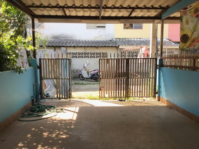 ขายด่วน ทาวน์เฮ้าส์ ราคาถูกมาก  สภาพดี 22.5 ตร.วา ต.ชะอำ อ.ชะอำ  จ.เพชรบุรี    ZW312