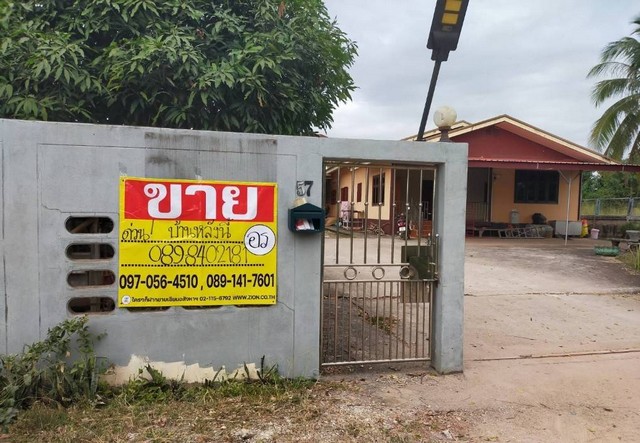 ZP086 ขายถูก บ้านเดี่ยว 236 ตร.วา บรรยากาศดี ใกล้โรงเรียนหนองปลาปาก อ.ศรีเชียงใหม่ จ.หนองคายที่ตั้ง :57 หมู่ที่9  บ.จำปลาทอง ต.หนองปลาปาก อ.ศรีเชียงใหม่ จ.หนองคายเนื้อที่ : 2 งาน 36 ตารางวา           : กว้าง 20 เมตร           : ลึก 40 เมตรรายละเอียด-ห้องนอน 6 ห้อง/ห้องน้ำ 2 ห้อง-ห้องอาบ 2 ห้อง/ห้องครัว 2 ห้อง-ห้องโถง 1 ห้อง /มีที่จอดรถกว้างขวาง-บรรยากาศเงียบสงบพิกัด:https://www.google.com/maps?q=17.92237070,102.51916991สถานที่ใกล้เค