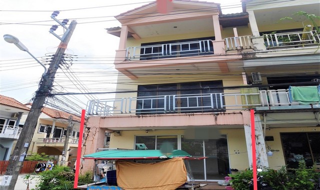 รายละเอียดเพิ่มเติมCode ID : PKK04-04052ราคาขาย    5,283,000 บาท- ขนาดพื้นที่ : 16 ตร.ว- พื้นที่ใช้สอย : 180 ตร.ม- จำนวนห้อง : 4 ห้องนอน 5 ห้องน้ำ- ที่จอดรถ : 1 คัน- อาคารพาณิชย์ : 3 ชั้น- อาคารพาณิชย์หันทางทิศ : -- อายุอาคาร : 15 ปีพิกัดทรัพย์ : https://maps.app.goo.gl/YJr6i7pJnsvBp5Ka6สถานที่ใกล้เคียง- ใกล้โรงพยาบาลป่าตอง- ใกล้มินิ​บิ๊กซี​ ซอยคลองบางวัด- ใกล้เซ็นทรัลป่าตอง- ใกล้บิ๊กซี เอ็กซ์ตร้า ภูเก็ต 2 สาขาจังซีลอนสอบถามเพิ่ม�