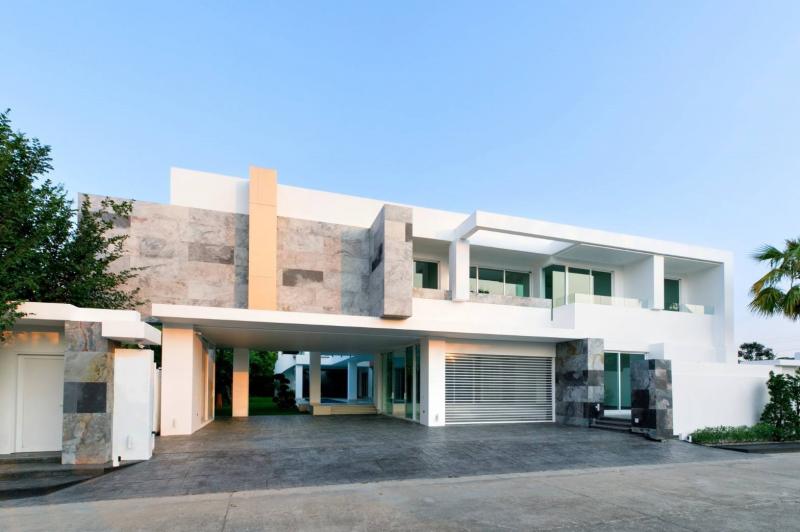 บ้านหรู style modern luxury โดดเด่นมีเอกลักษณ์ จังหวัดเชียงใหม่ในหมูบ้านที่มีคุณภาพตอบโจทย์คนรุ่นใหม่ที่ต้องการความเงียบสงบ และความเป็นส่วนตัวสูง37.5ล้านบาทราคานี้ไม่รวมเฟอร์นิเจอร์ แต่รวมแอร์ทั้งหลัง แอร์มิตซูบิชิ จำนวน22ตัวบ้านหลังใหญ่ พื้นที่กว้าง ออกแบบและก่อสร้างโดยทีมงานคุณภาพอยู่ในโครงการ  หมู่บ้านเวิลด์คลับแลนด์ หางดงที่ดิน215ตารางวาพื้นที่ใช้สอย900ตาร