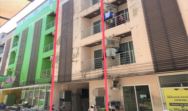 รายละเอียดเพิ่มเติมCode ID : PKK04-03878ราคาขาย        6,200,000 บาท  - ขนาดพื้นที่ :   14.50 ตร.ว- พื้นที่ใช้สอย :    180 ตร.ม- จำนวนห้อง :   6 ห้องนอน 7 ห้องน้ำ (มีดาดฟ้า) - ที่จอดรถ :       1 คัน- อาคารพาณิชย์ :    4 ชั้น- อาคารพาณิชย์หันทางทิศ : -- อายุอาคาร :     11 ปีพิกัดทรัพย์ :    https://maps.app.goo.gl/nEWsiJfXUZ1dBGpM9สถานที่ใกล้เคียง- ใกล้โรงพยาบาลป่าตอง - ใกล้มินิ​บิ๊กซี​ ซอยคลองบางวัด- ใกล้เซ็นทรัลป่าตอง- ใกล้บิ๊กซี เอ็กซ์ตร้า ภูเก็ต 2 สาข