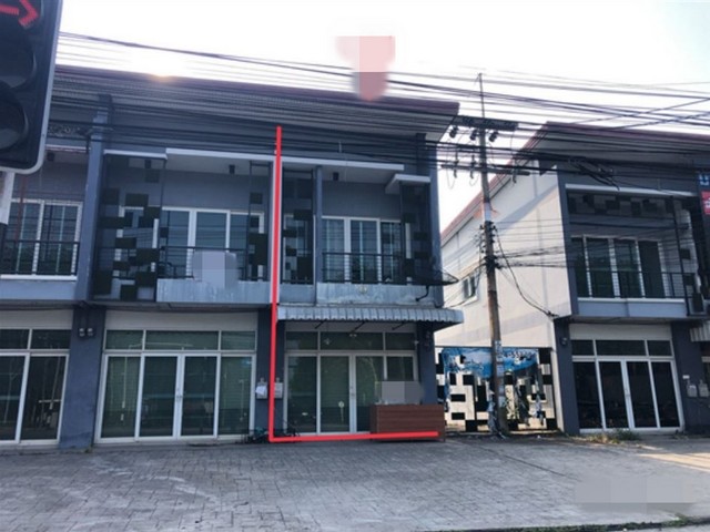 รายละเอียดเพิ่มเติมCode ID : PKK04-06244ราคาขาย         5,000,000 บาท- ขนาดพื้นที่ :   28.10 ตร.ว - พื้นที่ใช้สอย :   150.30 ตร.ม- จำนวนห้อง :   2 ห้องนอน 3 ห้องน้ำ (1 คูหา) - ที่จอดรถ :    1 คัน- อาคารพาณิชย์:     2 ชั้น- อาคารพาณิชย์หันทางทิศ : -- อายุอาคาร :   11 ปีพิกัดทรัพย์    :   https://maps.app.goo.gl/12FCiXZJ9o94yffc9สถานที่ใกล้เคียง- ใกล้ตลาดรถไฟ ใต้แยกสะพาน- ใกล้โลตัส โกเฟรช สาขาบ้านพรุธานี- ใกล้โลตัส โกเฟรช ตลาดบ้านพรุ สงขลา - ใกล้โรงพยาบาลส�