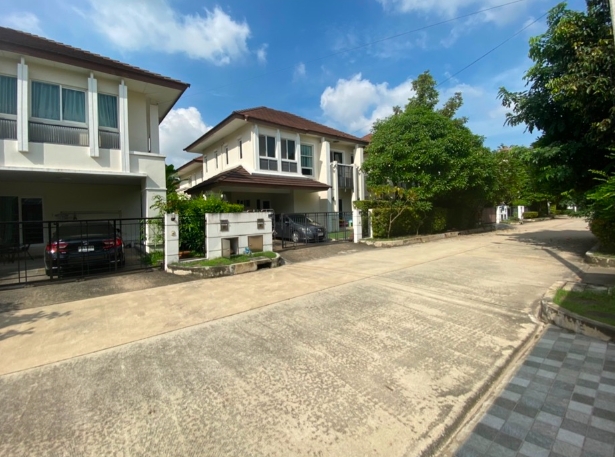 ขายบ้านเดี่ยว2ชั้น เดอะเซนโทร วงแหวน-อ่อนนุช ใกล้โรบินสันลาดกระบังNBS2098 ขายบ้านเดี่ยว2ชั้น เดอะเซนโทร วงแหวน-อ่อนนุช ใกล้โรบินสันลาดกระบังขาย 6.7 ล้านบาทขนาดที่ดิน 53 ตรว พื้นที่ใช้สอย 183 ตรม 3 นอน 3 น้ำ 2 ที่จอดรถ หน้าบ้านหันทิศเหนือ  ขายพร้อมเฟอร์นิเจอร์/เครื่องใช้ไฟฟ้า ผ้าม่าน เตียง ที่นอน โซฟา ผ้าม่่าน โต๊ะทานข้าว แอร์ เครื่องทำน้ำอุ่น เตาไฟฟ้า ทีวี มีสระว่ายน้ำ 