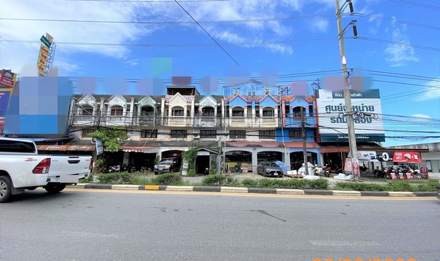 รายละเอียดเพิ่มเติมCode ID : PKK04-05827ราคาขาย        5,500,000 บาท- ขนาดพื้นที่ : 20.80 ตร.ว- พื้นที่ใช้สอย :   144 ตร.ม- จำนวนห้อง :   3 ห้องนอน 3 ห้องน้ำ- ที่จอดรถ :  1 คัน- อาคารพาณิชย์ :   3 ชั้น- อาคารพาณิชย์หันทางทิศ : -- อายุอาคาร :   25 ปีพิกัดทรัพย์ :   https://maps.app.goo.gl/DzC3Q22TbKuMWRGW8สถานที่ใกล้เคียง- ใกล้ตลาดสี่มุมเมือง- ใกล้โลตัส โกเฟรช ซูเปอร์มาร์เก็ต เจ้าฟ้า- ใกล้ไทวัสดุ สาขาฉลอง- ใกล้โรบินสันไลฟ์สไตล์ ฉลองสอบถามเพิ�