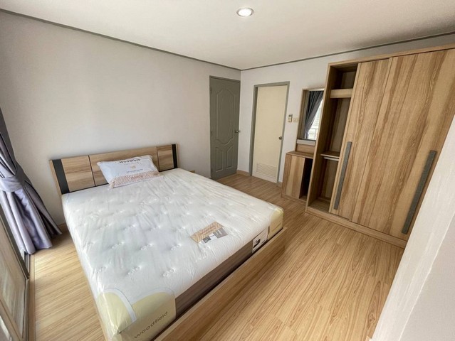 Waterford Park Rama 4, nice, private, spacious, 6th floor, BTS Phra Khanong.***Service for selling/renting houses, condos and giving advice. If interested, contact at any time***Interested in additional details or pictures or making an appointment to see the room?Contact Ekachai (Aui)T. 089-799-5598Line ID: @auiauiaui001 (add @ in front as well)Room type: 1 bedroom, 1 bathroomSize 45 sq m., 6th floor, Building H2New, clean room, beautifully decorated, ready to move in.details-------------------------------------------------- ------------Rental price: 13,000 baht/month-------------------------------------------------- ------------* Complete electrical appliances- Air conditioning- fridge- TV- washing machine-------------------------------------------------- ------------*Facilities worth using– Lobby- swimming pool– Fitness– Relaxation garden– Access Card Control– CCTV– Security guard 24 hrs.-------------------------------------------------- ------------*Nearby important plac