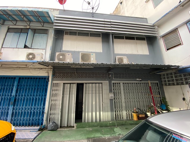 ขาย บ้าน2ชั้น ปรับปรุงใหม่ พร้อมอยู่ ซ.อิสรภาพ 15  ราคา 3.59 ลบ.บ้านตึกแถว 2 ชั้น  หลังมุม จะมีพื้นที่มากกว่าหลังข้างๆเนื้อที่ 16 ตารางวา  ปรังปรุงทั้งหลังพร้อมอยู่3ห้องนอน   2ห้องน้ำ  +แอร์ 3 ตัว +พร้อมเฟอร์บางส่วนจอดรถหน้าบ้านได้1เจ้าของขาายขาดทุนเป็นล้าน เพราะต้องการปลดภาระครับ**ทำเลดีใกล้-มหาวิทยาลัยราชภัฎธนบุรี-ตรงข้ามบิ๊กซี อิสรภาพ*** เข้าออกได้ 2ทาง สะดวกมากๆ ใกล