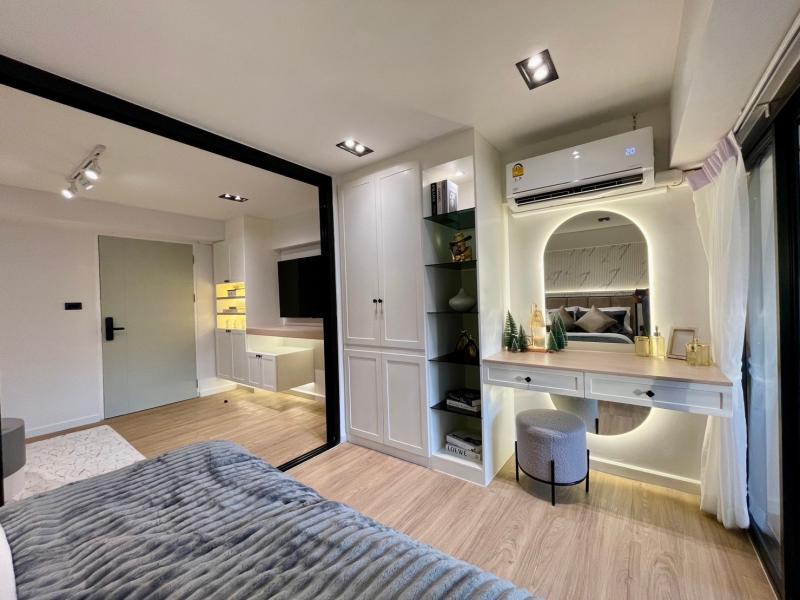 ขาย คอนโด 1 ห้องนอน ใจกลางนิมมาน ซอย 12  เรือนคำทาว์เวอร์คอนโด - ชั้น 7ราคาเพียง 1.75 ล้านบาท พร้อมโอนกรรมสิทธิ์ฟรี! คอนโดนี้มาพร้อมเฟอร์นิเจอร์และเครื่องใช้ไฟฟ้าครบครัน ประตูประตูดิจิตอลเพื่อความปลอดภัย พื้นที่ขนาด 30.26 ตรม คอนโดนี้มี 1 ห้องนอน, 1 ห้องน้ำ, 1 ห้องนั่งเล่น พร้อมครัว และ โซนชักผ้า  จุดเด่น:- ทำเลดีใจกลางนิมมาน เดินทางสะดวกจะอยู่เองหรือปล่อยเช่าก็ดี- มีท