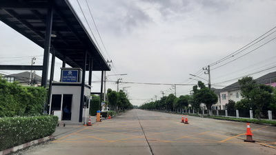 รหัสทรัพย์สิน : L#97976 (580819)ขายที่ดินเปล่า 69 ตารางวา  ที่ดินจัดสรร ติดโครงการ มบ.ซื่อตรง ทำเลใกล้ศูนย์ราชการและแหล่งสาธารณูปโภคต่างๆ ครบครัน สะดวกในการเดินทาง เข้า-ออกได้หลายเส้นทาง เหมาะสำหรับสร้างที่อยู่อาศัย หรือเพื่อลงทุนจุดเด่นที่น่าสนใจ/สถานที่ใกล้เคียง1.บิ๊กซี รังสิต , ศาลจังหวัดธัญบุรี2.มหาวิทยาลัยเทคโนโลยีราชมงคลธัญบุรี3.สำนักงานที่ดินจังหวัดปทุมธา