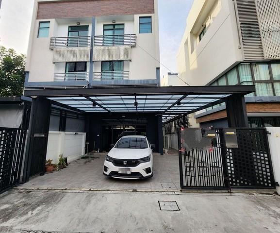 AHR8167-2J ให้เช่าโฮมออฟฟิศ 3.5 ชั้น โครงการดิสทริค เอกมัย-รามอินทรา ซอยรามอินทรา 40 เหมาะทำออฟฟิศสนใจติดต่อ คุณจุ๋ม (Agent)098-5565514   ไลน์ ไอดี(Line ID) : thewitch-jj คลิกลิงค์ไลน์    https://line.me/ti/p/kf8IEqqIw6  AHR8167-2Jให้เช่าโฮมออฟฟิศ 3.5 ชั้น โครงการดิสทริค เอกมัย-รามอินทรา Modern Luxury Style พร้อมแอร์ทุกชั้น 3 ห้องน้ำ ตกแต่งบิ้วอินทั้งหลัง มีกล้องวงจรปิด + AIS Fibre ต่อเติมครัวปิดด้านหลังขนาดใหญ่พื้นที่ทั้งหมด 32.5 ตร.วา พื้นที่ใ