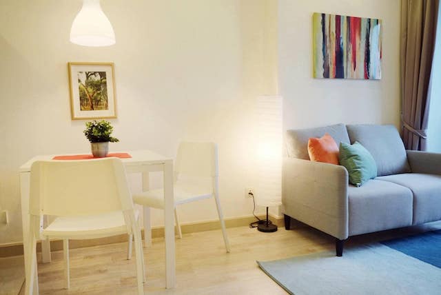 Ideo Mobi Sukhumvit 81 is private, clean, peaceful, 12th floor, BTS On Nut.***Service for selling/renting houses, condos and giving advice. If interested, contact at any time***Interested in additional details or pictures or making an appointment to see the room?Contact EkachaiT. 089-799-5598Line ID: @auiauiaui001 (add @ in front) (Agent Post)-------------------------------------------------- ------------Room type: 1 bedroom, 1 bathroomSize 30.5 sq m., 12th floor, Building ANew, clean room, beautifully decorated, ready to move in.details-------------------------------------------------- ------------Rental price: 15,000 baht/month-------------------------------------------------- ------------*Facilities worth using– Swimming pool and fitness– Key Card door– Garden- library-------------------------------------------------- ------------*Nearby important places (Based on information from Google Map)– BTS On Nut, distance 200 m.– Sukhumvit Hospital, distance 2.2 km.– Tesco Lotus