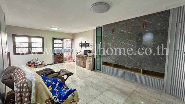 P1 ทาวน์โฮม 3 ชั้น ซอยติวานนท์ 44/7 รีโนเวทใหม่ พร้อมอยู่ 2 ห้อง ทุบทะลุติดกัน